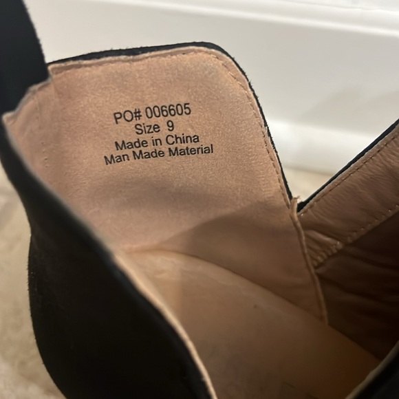 Journey Collection Ankle Boots in Black - Picture 3 of 7